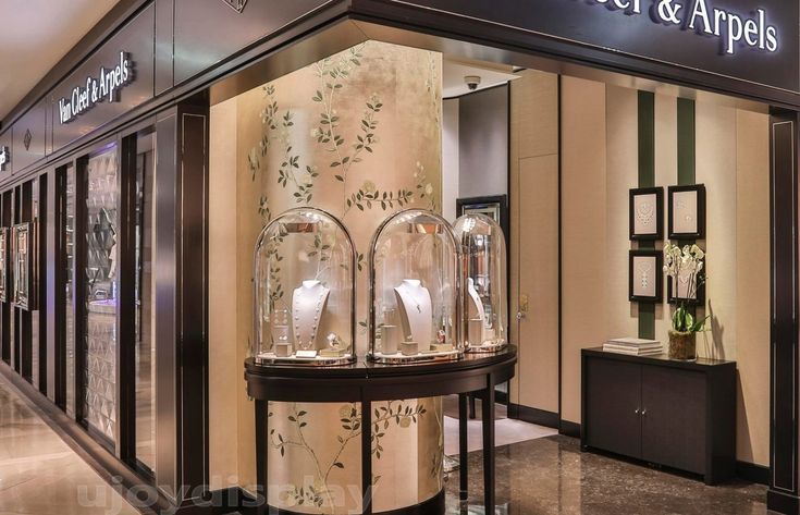 Modern Innovations in Luxury Jewelry Display Cases